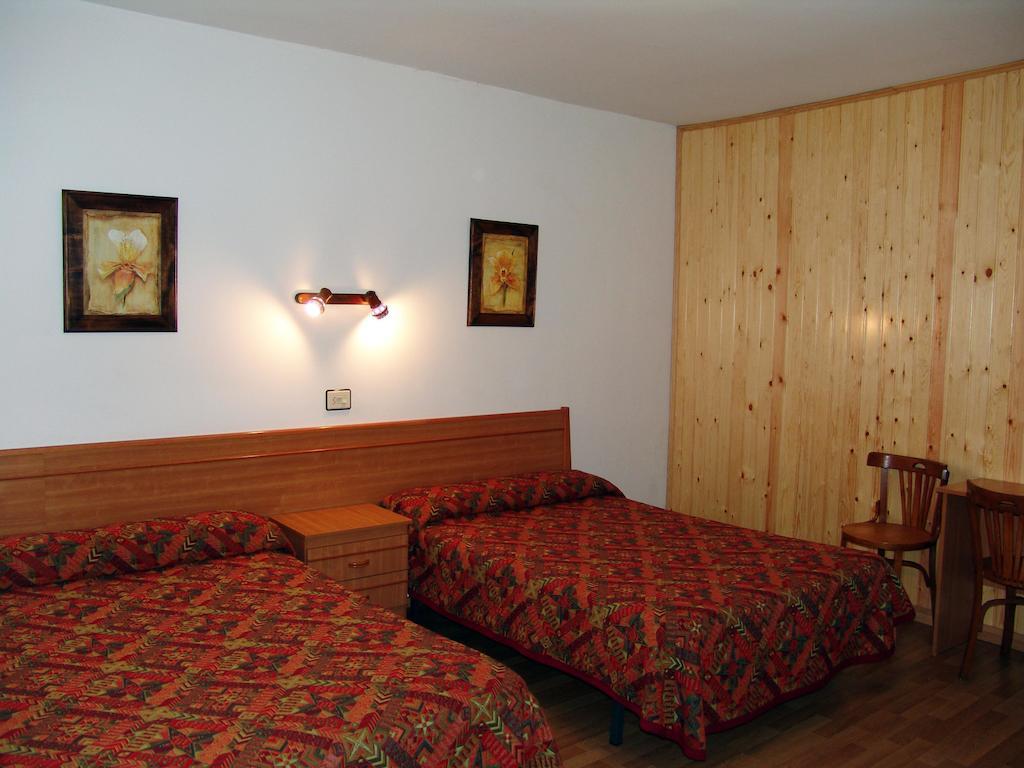 Hostal Pirineos Sarvisé Szoba fotó